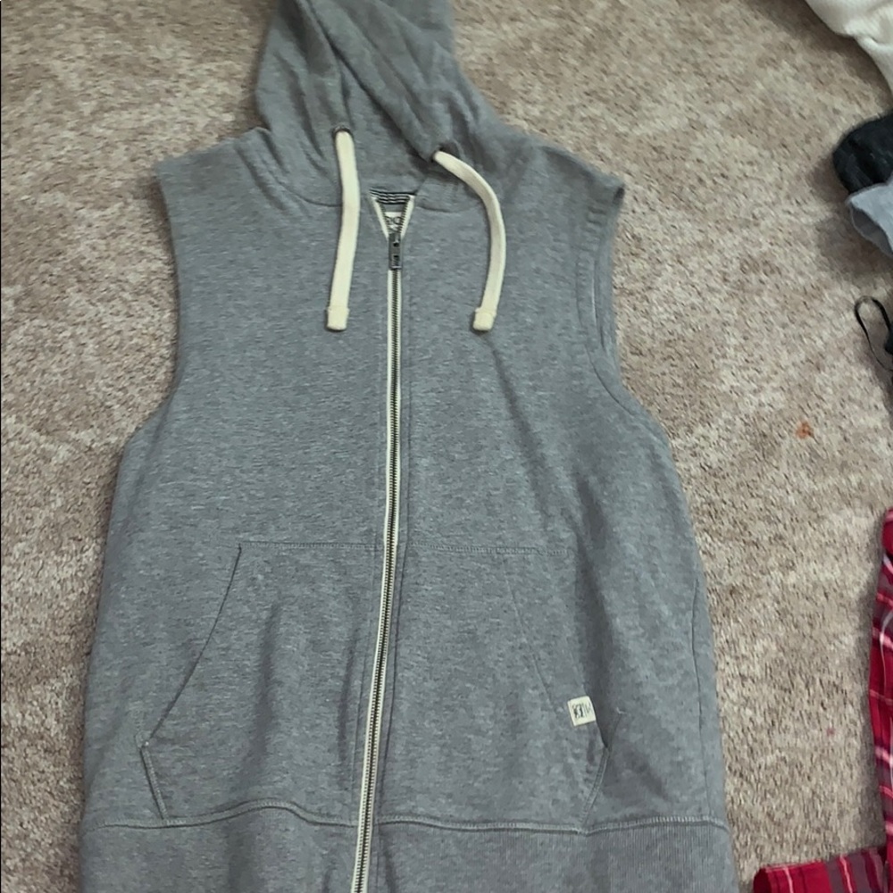 Great for summers, it brings the outfit together.